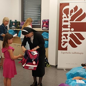 Podjela školskog pribora i sportske opreme za djecu iz obitelji slabijeg imovinskog stanja